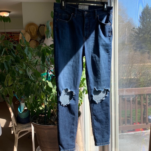 Free People Mid Rise Blowout Knee Distressed Denim Jeans 30R - Picture 2 of 10